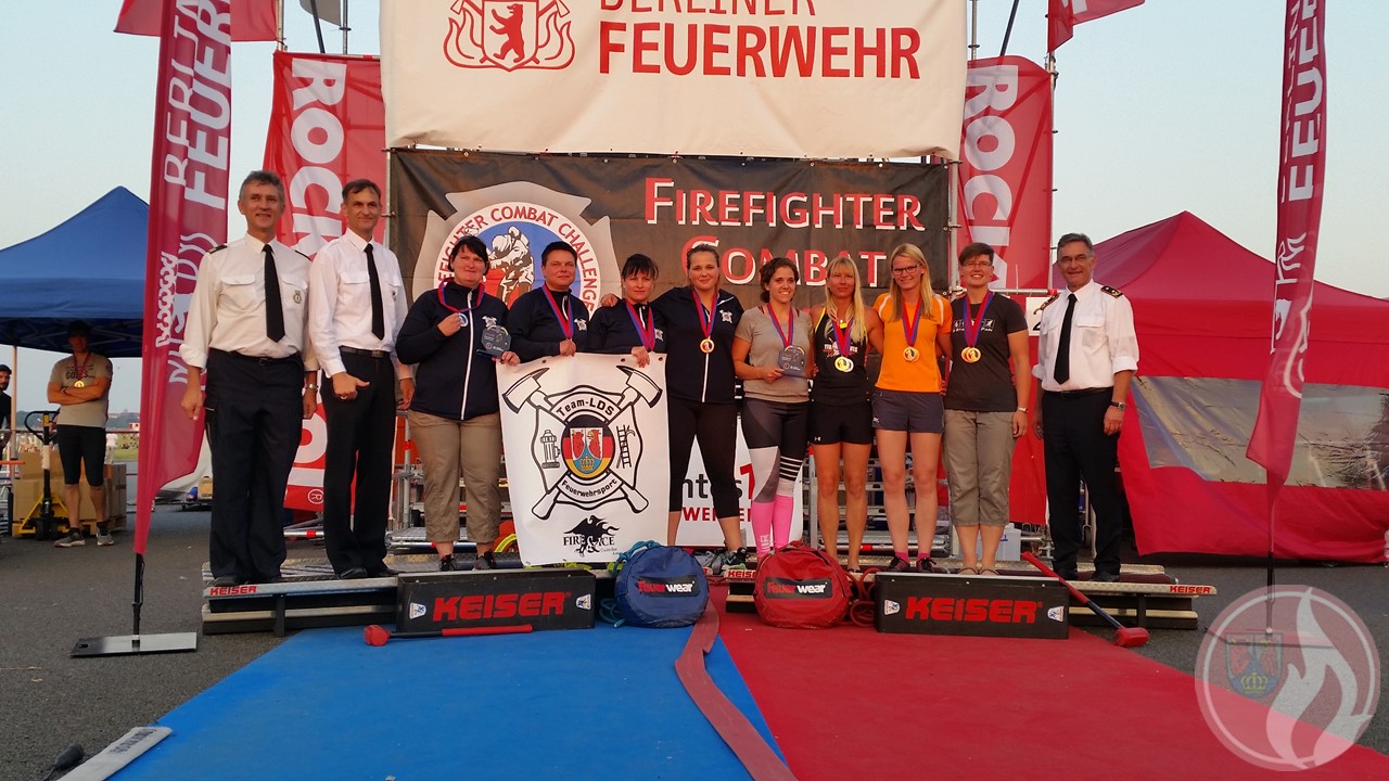 Team Frauen gemeinsam mit v.l. Frieder Kircher (Leitender Branddirektor Berliner Feuerwehr), Frank Scholz (stellv. Vorsitzender Landesfeuerwehrverband Berlin), Hartmut Ziebs (Präsident des Deutschen Feuerwehrverbandes)