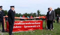 v.l. Robin Hutzschenreuter (Stellv. Vorsitzender KFV LDS e.V.), Peter Rublack (Vorsitzender KFV LDS e.V.), Frank Deutschmann (Bürgermeister Gemeinde Heideblick) und Steffen Breuer (Kreisjugendfeuerwehrwart LDS)  Foto: Florian Hoffmann
