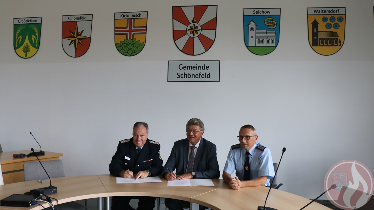 v.l. Peter Rublack (stellv. Vorsitzender KFV LDS e.V.) , Dr. Udo Haase (Bürgermeister Gemeinde Schönefeld), Andreas Ziesemer (Gemeindebrandmeister Schönefeld)