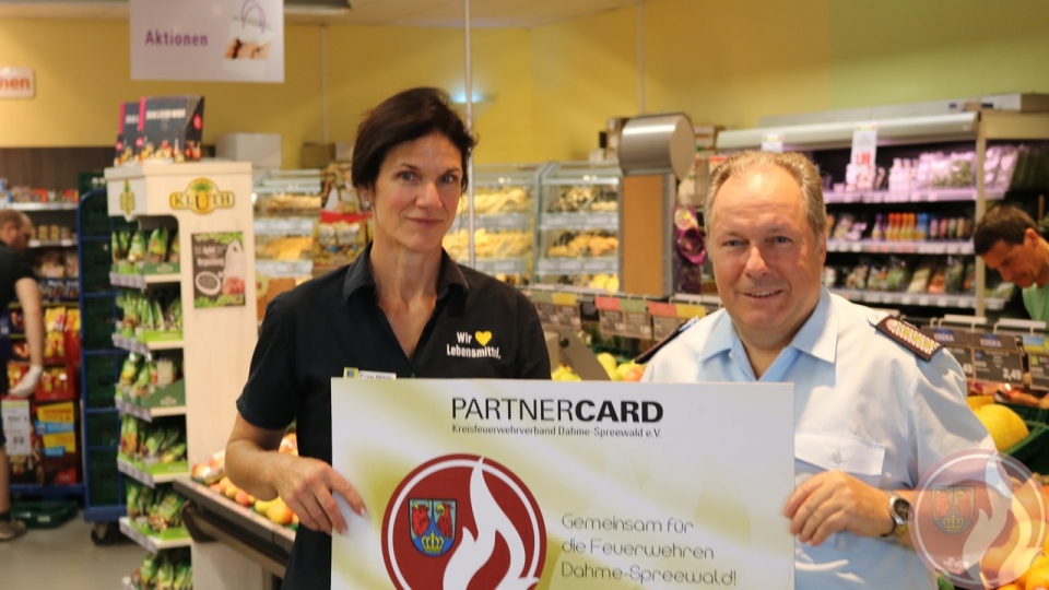 v.l. Geschäftsführerin Yvonne Wilde und der stellv. Vorsitzende KFV LDS e.V. Peter Rublack)