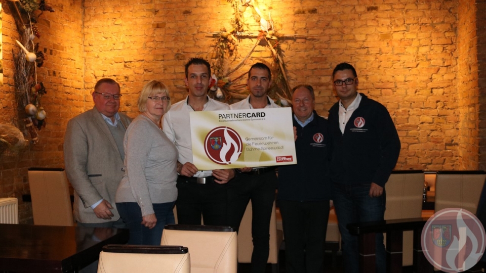 v.l. Hartmut Arens (Schatzmeister Förderverein Zeuthen), Regina Rublack (Vorsitzende Förderverein Zeuthen), Panagiotis und Georgios Pantazis (Inhaber Restaurant Olympia), Peter Rublack (stell. Vorsitzender KFV LDS e.V.), Mathias Liebe (Geschäftsführer KFV LDS e.V.)