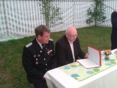 Gemeindewehrführer Thomas Seide und Bürgermeister Frank Deutschmann