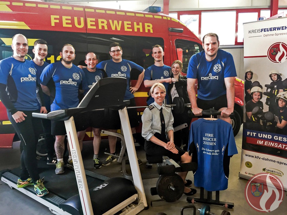 Doreen Lindenau (FA-Leiterin Gesundheit, Sport und Fitness) besuchte die FF Zeesen mit dem Projekt "Fit und Gesund im Einsatz"