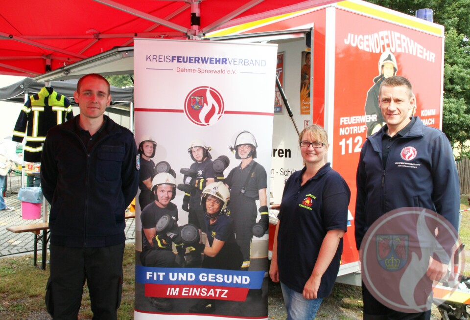 v.l. Gemeindewehrführer FF Zeuthen Stefan Wehner, 2. Vorsitzende Förderverein FF Zeuthen Doreen Gelbke und stellv. Vorsitzender KFV LDS Sascha Wegehaupt