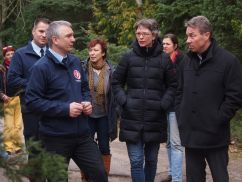 FA-Leiter Brandschutzerziehung Christian Schmidt im Gespräch mit MdL Tina Fischer und Minister Günter Baaske