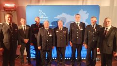 v.l. Christian Liebe (Kreisbrandmeister LDS), Stefan Klein (Dezernent für Wirtschaft, Finanzen, Sicherheit und Recht im Landkreis Dahme-Spreewald), Andreas Ziesemer (Stellv. Kreisbrandmeister LDS), Jürgen Gonschorek (FF Halbe), Peter Rublack (Vorsitzender KFV LDS e.V.), Philipp Rinka (FF Luckau/Stadt), Jörg Krüger (FF Mittenwalde), Michael Stübken (Minister des Innern und für Kommunales Land Brandenburg)