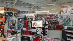 v.l. Robin Hutzschenreuter (stellv. Vorsitzender KFV LDS e.V.) und Jennifer Schulz (Marktleiterin Raiffeisen Halbe)