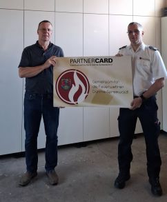 v.l. Jörg Przyborowski (Inhaber Mobile Bau- & Möbeltischlerei) und Robin Hutzschenreuter (stellv. Vorsitzender KFV LDS e.V.)
