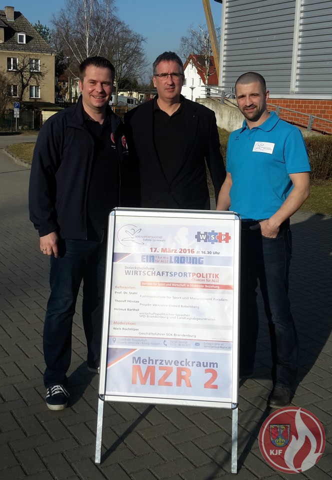 Kreisjugendfeuerwehrwart Christian Liebe, Carsten Kröning (Vorstand Kreissportjugend) und Daniel Gensigk (Kreissportjugend) - v.l.n.r.