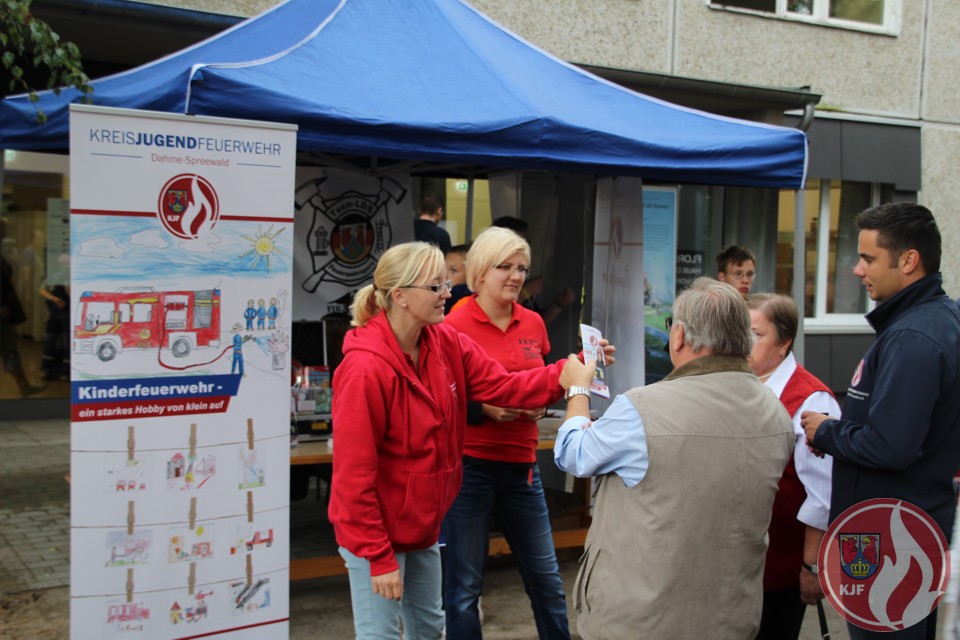 Stefanie Brost erläutert Norbert Schmidt die Kampagne
