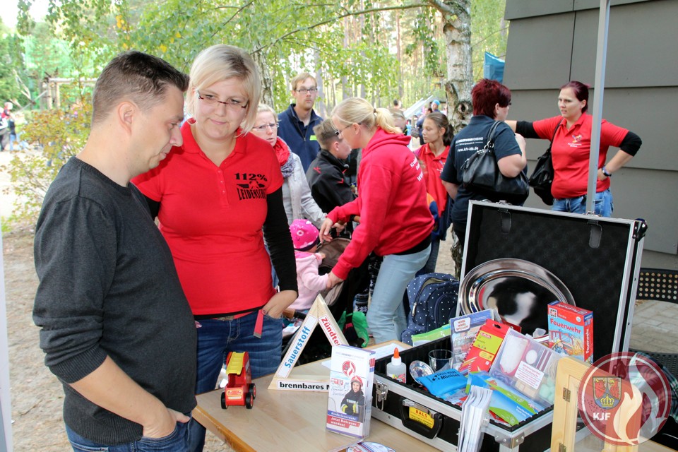 Kinderfeuerwehrkoffer wird von Besuchern des Kinderfestes unter die Lupe genommen.