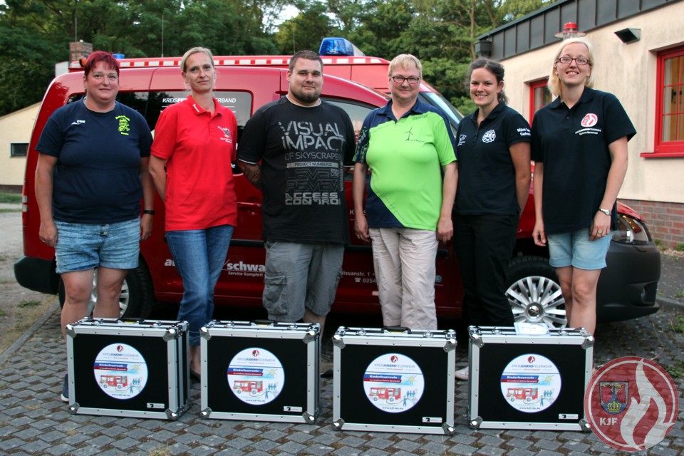 Übergabe der Kinderfeuerwehr-Koffer an Eichwalde, Mittenwalde, Freiwalde und Heideblick durch FBL Kinderfeuerwehr Stefanie Brost (v.l.n.r.) Übergabe der Kinderfeuerwehr-Koffer an Eichwalde, Mittenwalde, Freiwalde und Heideblick durch FBL Kinderfeuerwehr Stefanie Brost (v.l.n.r.)