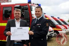 Robert Seelig, stellv. Kreistagsvorsitzender und Christian Liebe, Kreisjugendfeuerwehrwart bei der Scheckübergabe