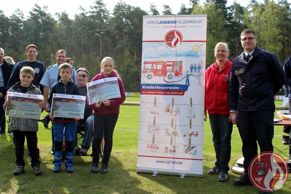 Platz 1 bis 3 haben Gutscheine erhalten und wurden vom stellv. Kreisjugendfeuerwehrwart Robert Kärgel sowie der Fachbereichsleiterin Kinderfeuerwehren Stefanie Brost übergeben. Herzlichen Glückwunsch! Platz 1 bis 3 haben Gutscheine erhalten und wurden vom stellv. Kreisjugendfeuerwehrwart Robert Kärgel sowie der Fachbereichsleiterin Kinderfeuerwehren Stefanie Brost übergeben. Herzlichen Glückwunsch!