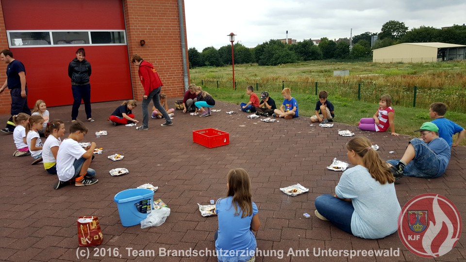 Vulkane bauen unter Anleitung am Feuerwehrgerätehaus Golßen
