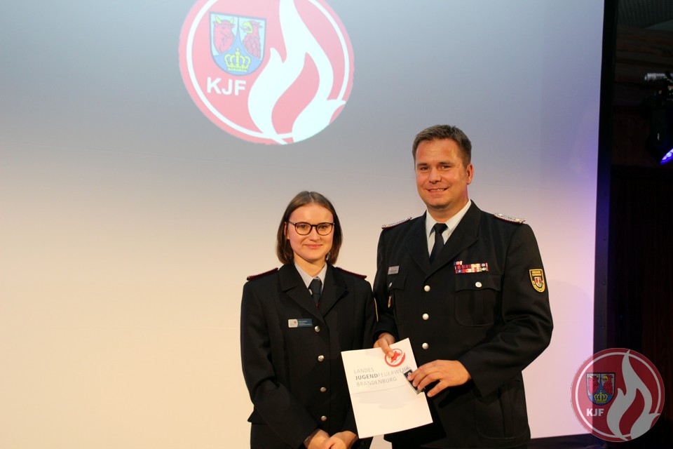 Stellv. Landesjugendfeuerwehrwartin Anja Lehmann (links) und Kreisjugendfeuerwehrwart Christian Liebe (rechts)